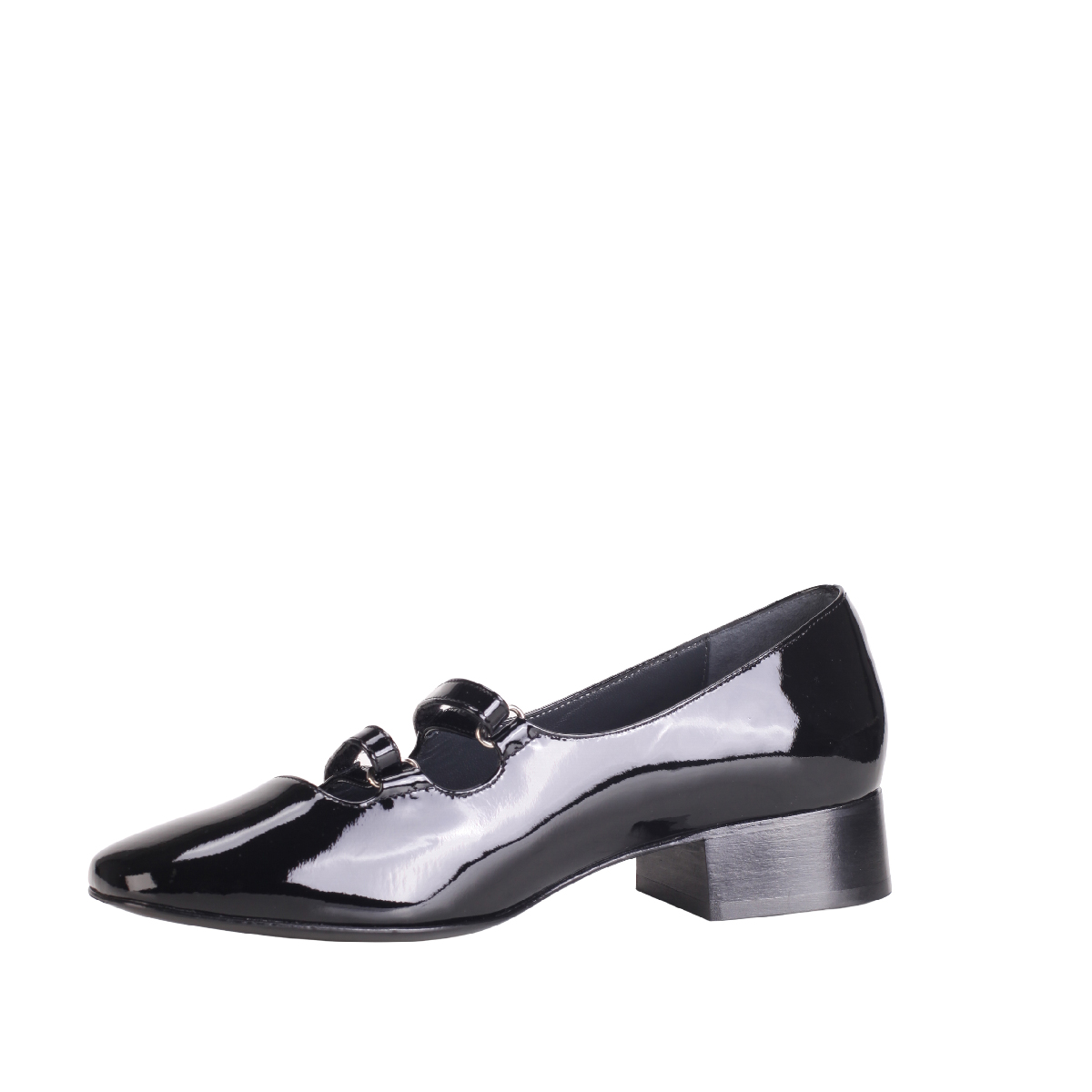  Nicole Saldaña Isabel black shoes woman 