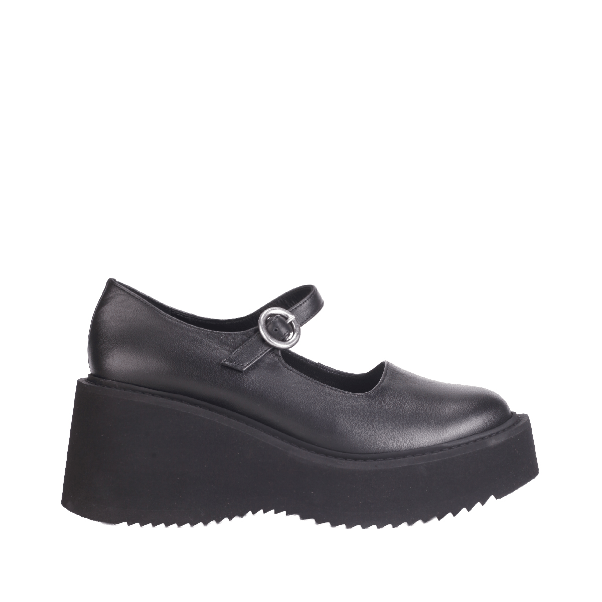 Nicole Saldaña Nina black pump woman